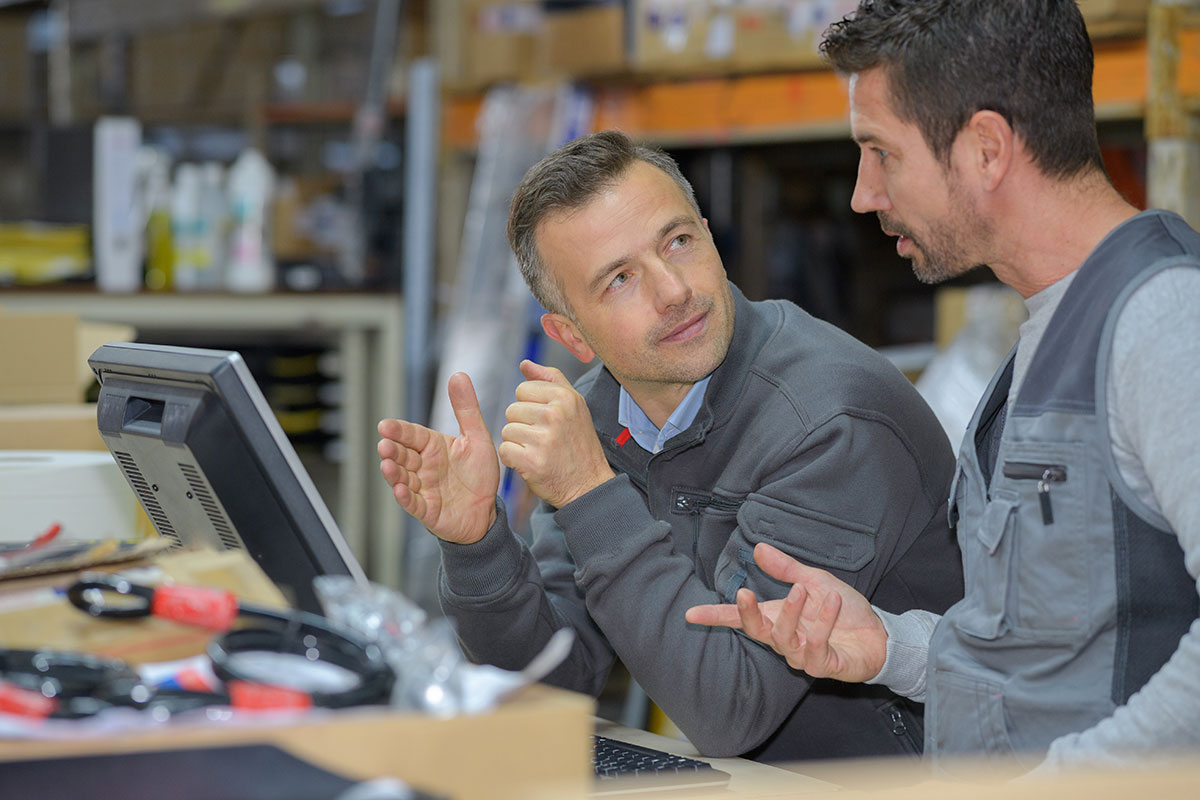 deux hommes ordinateur